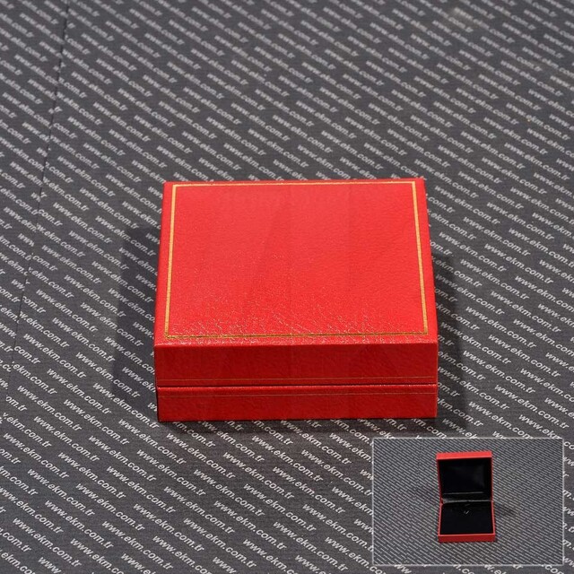 Kolye Takı Kutusu 8.7x9.1 cm Kırmızı Kartier Yaldız İşlemeli - Thumbnail