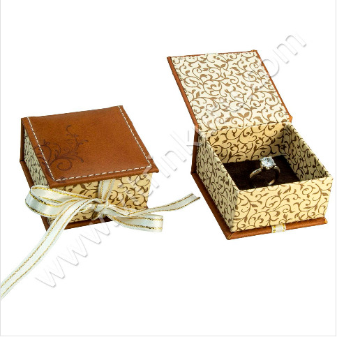 Kurdeleli Desenli Yüzük Tektaş Kutusu Deri 7x7 cm
